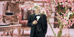 Θοδωρής Αθερίδης με πούρο σε παράσταση