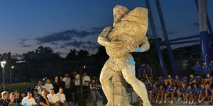 Το άγαλμα του Τίτορμου, έξω από το γήπεδο του Παναιτωλικού