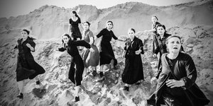 Οι «Τρωάδες» είναι ένας παρατεταμένος θρήνος, γραμμένος πάνω σε ένα ενιαίο, ακίνητο σκηνικό: τα ερείπια της Τροίας, την επαύριο της άλωσής της / ΚΑROL JAREK