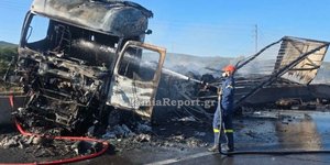 Πυροσβέστης σβήνει φωτιά σε φορτηγό
