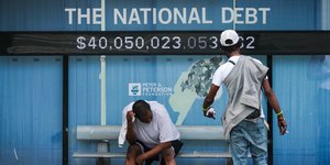 Το ομοσπονδιακό χρέος των ΗΠΑ ξεπέρασε τα 40 τρισ. δολάρια και ασκεί πιέσεις και στην Ευρώπη