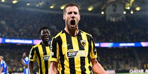 O Μπαρνάμπας Βάργκα πανηγυρίζει το πρώτο γκολ που σημείωσε στην αναμέτρηση ΑΕΚ - Λέφσκι Σόφιας