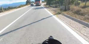 Οδηγός βυτιοφόρου κάνει προσπέραση πάνω σε στροφή