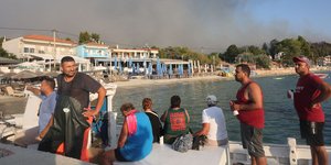 Μεταφορά κόσμου με πλωτά μέσα λόγω της φωτιάς στη Χαλκιδική