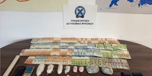 Κατασχέθηκαν 65.900 ευρώ και ναρκωτικές ουσίες