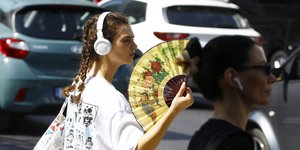 Κοπέλα κρατάει βεντάλια