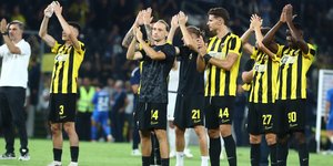 Οι παίκτες της ΑΕΚ πανηγυρίζουν με τον κόσμο μετά τη νίκη κόντρα στον Άρη
