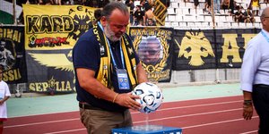 Ο Μάριος Ηλιόπουλος με τη μπάλα της Super League στο ματς της ΑΕΚ με τον Βόλο στο Πανθεσσαλικό
