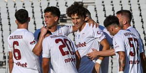Οι παίκτες της ΑΕΛ πανηγυρίζουν