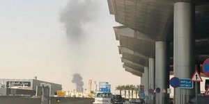 Φλόγες και καπνός υψώνονται κοντά στο αεροδρόμιο του Ριάντ