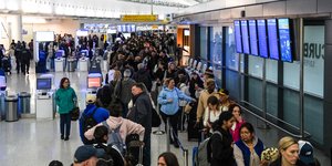Επιβάτες στο αεροδρόμιο της Νέας Υόρκης JFK