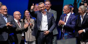 Ο ηγέτης του AfD, Ούλριχ Ζίγκμουντ, δίπλα στη σύζυγό του Τζούλια, πανηγυρίζουν τη νίκη του κόμματος