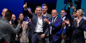 O επικεφαλής της λίστας της AfD στη Σαξονία Άνχαλτ, Ζίγκμουντ με το ηγετικό δίδυμο Χρούπαλα και Βάιντελ