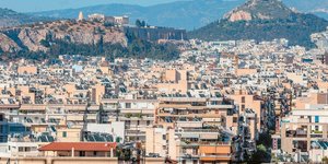 Εδώ και πάνω από μια δεκαετία, οι τιμές των σπιτιών ανεβαίνουν πολύ πιο γρήγορα από τα εισοδήματα των νοικοκυριών, διευρύνοντας ένα ήδη τεράστιο χάσμα / ΙΝΤΙΜΕ