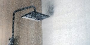 Άλατα σε ντουζιέρα με τζάμι