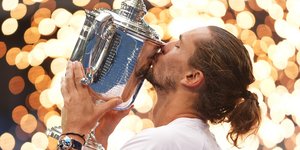 Ο Αλεξάντερ Ζβέρεφ με το τρόπαιο του US Open μετά τη νίκη του