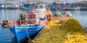 Καΐκι και δίχτυα για ψάρεμα