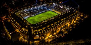 Η «Allwyn Arena» στη Νέα Φιλαδέλφεια σε νυχτερινό πανοραμικό πλάνο με drone