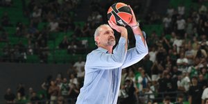 Ο Φραγκίσκος Αλβέρτης σουτάροντας για τρεις