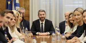 Ο Νίκος Ανδρουλάκης με τους βουλευτές του ΠΑΣΟΚ