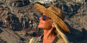 η αννα βισση με ψαθινο καπελο και κιμονο 