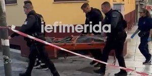 Η γυναίκα που απεγκλωβίστηκε από το κτίριο στην Πλάκα
