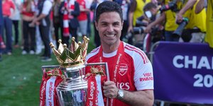Ο Μίκελ Αρτέτα με το τρόπαιο της Premier League
