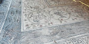 Ψηφιδωτά της Βασιλικής Α' με παραστάσεις κυνηγιού και θαλάσσια θέματα