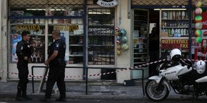 Αστυνομικοί έξω από κατάστημα με ψιλικά 