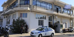 Το Αστυνομικό Τμήμα Μάνδρα, μετά την επίθεση του 31χρονου