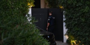 Αστυνομικός έξω από το σπίτι του Γιώργου Μαζωνάκη στη Βούλα