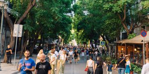 Η οδός Αθηνάς κλείνει σήμερα για τα αυτοκίνητα και ανοίγει στους ανθρώπους της πόλης. Από τις 8 το βράδυ του Σαββάτου 19 Σεπτεμβρίου και για ένα ολόκληρο 24ωρο.