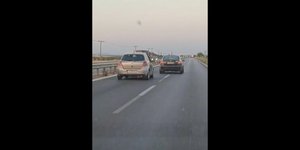 Αυτοκίνητο μέση του δρόμου