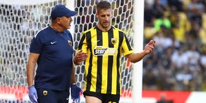 Ο Μπαρνάμπας Βάργκα κατά τη διάρκεια αλλαγής του μετά τον τραυματισμό του στο ΑΕΚ - Πανσερραϊκός στο Κύπελλο Ελλάδος