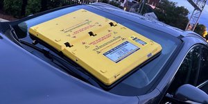 Παράνομη στάθμευση -Η νέα συσκευή ακινητοποίησης που «σφραγίζει» το παρμπρίζ του αυτοκινήτου