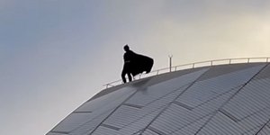 Μυστηριώδης Μπάτμαν εμφανίστηκε στην κορυφή της Όπερας του Σίδνεϊ