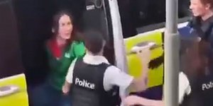 Η στιγμή που ένας Βέλγος αστυνομικός χαστουκίζει γυναίκα, η οποία φοράει χειροπέδες