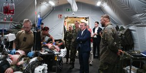 Ο Μπόρις Πιστοριους με στρατιώτες σε θάλαμο