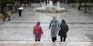 Κόσμος με αδιάβροχα υπό βροχή στην Αθήνα