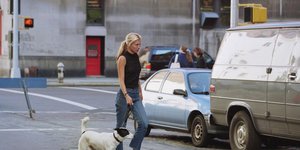 η καρολιν μπεσετ με μαυρο τοπ και τζιν 
