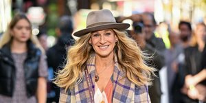Τα κομμάτια που θα αγόραζε η fashion expert με 300 ευρώ για να ανανεώσει τη φθινοπωρινή της γκαρνταρόμπα