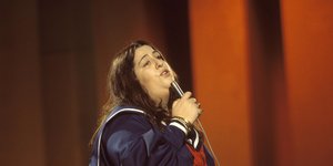 Η Cass Elliot, γνωστή ως Mama Cass και μέλος των Mamas and the Papas, κατά τη διάρκεια τηλεοπτικής εμφάνισής της στο Λονδίνο, περίπου το 1968