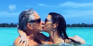 Η Κάθριν Ζέτα Τζόουν φιλάει τον Μάικλ Ντάγκλας στην πισίνα