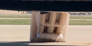  Άνοιξε ο διάδρομος έκτακτης εκκένωσης του Air Force One 