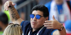 Ο Ντιέγκο Μαραντόνα σε αγώνα της Αργεντινής με τη Γαλλία στο Μουντιάλ 2018