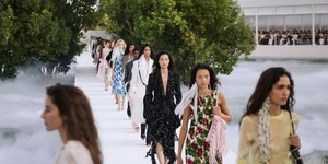κορίτσια στην πασαρελα του dior 