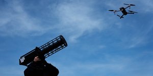 Ένας Γερμανός αστυνομικός κρατάει αντι-drone παρεμβολέα σήματος στο Μόναχο