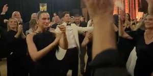 Η Dua Lipa χορεύει έναν παραδοσιακό αλβανικό χορό με ένα ποτήρι στο κεφάλι