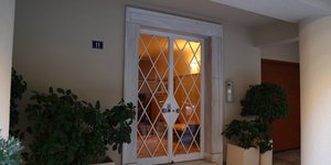 Η είσοδος του κτιρίου όπου στεγάζεται το ιατρείο στο Κολωνάκι