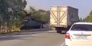 Στρατιωτικό ελικόπτερο σε αυτοκινητόδρομο